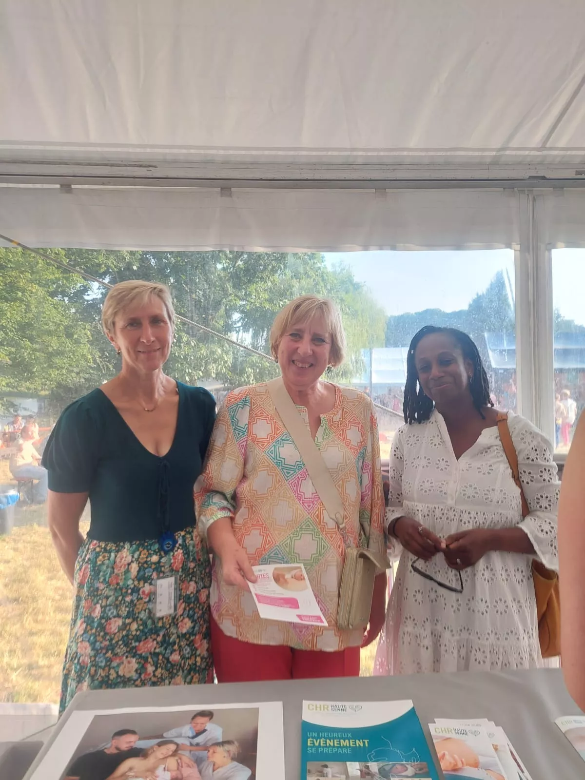 Deux sages-femmes et une médecin posent derrière leur stand lors de la rencontre avec les nouveaux habitants de soignies