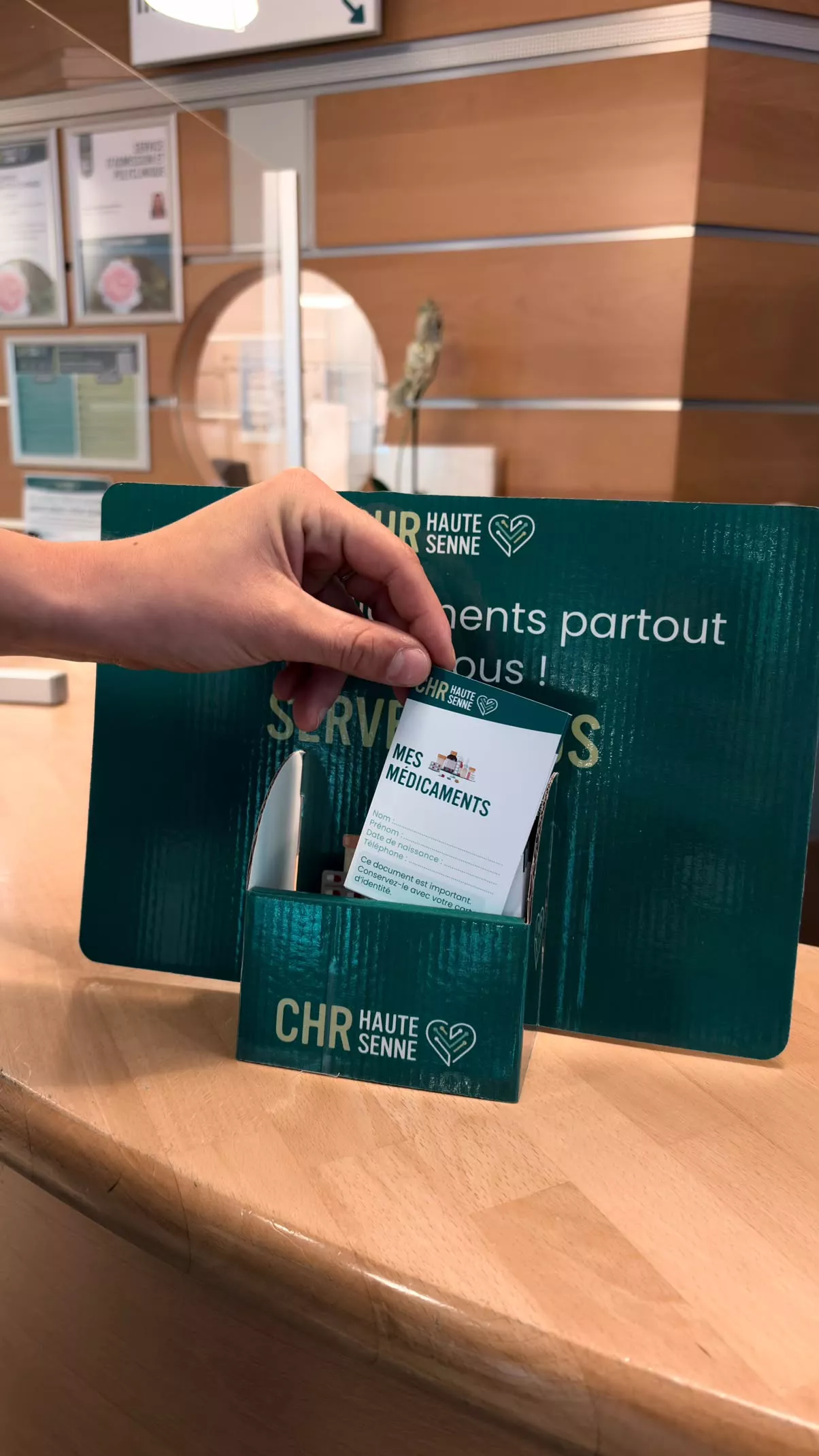 Une main qui tient une carte intitulée Mes médicaments