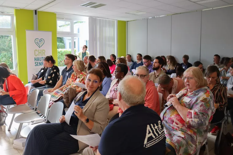 photo d'un groupe de personnes assistant à une allocution