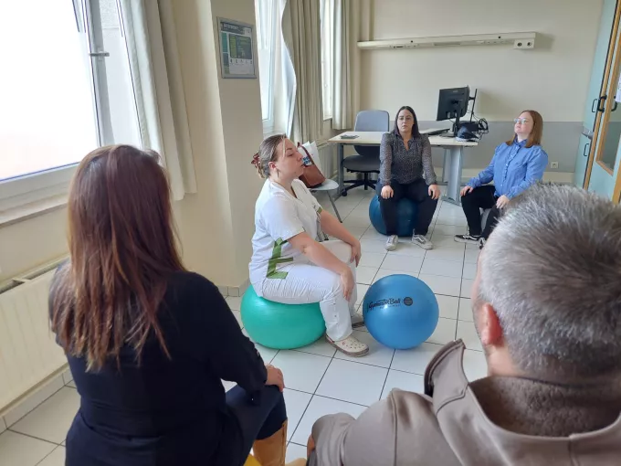 Atelier swiss ball avec une sage-femme et un groupe de 4 personnes