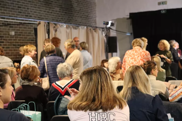 Public dans la salle de dos