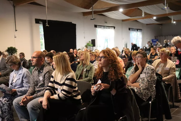 Public dans la salle de face
